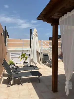 Un balcón o terraza de ÁTICO Paraíso Beach con piscina privada