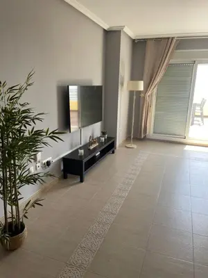 Una televisión o centro de entretenimiento en APARTAMENTO ROMANILLA FRENTE AL MAR