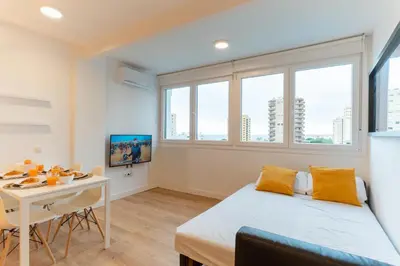 Una televisión o centro de entretenimiento en Trendy Homes Paradise II