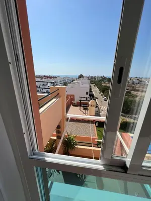 Un balcón o terraza de Ático con piscina privada vistas al mar.