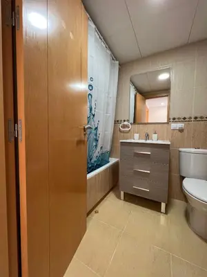 Un baño de Ático con piscina privada vistas al mar.