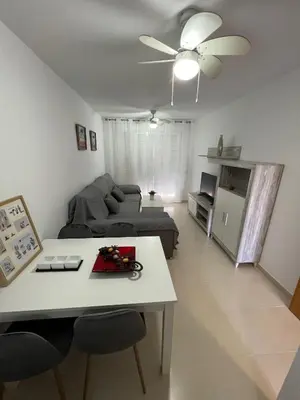Zona de estar de Ático con piscina privada vistas al mar.