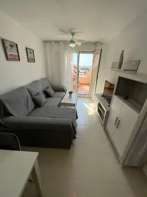 Zona de estar de Ático con piscina privada vistas al mar.