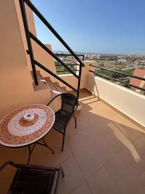 Un balcón o terraza de Ático con piscina privada vistas al mar.