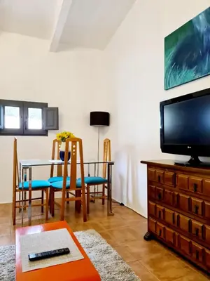Una televisión o centro de entretenimiento en Casa Tropical, serene poolside retreat in nature