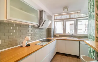 Una cocina o zona de cocina en 3 Bedroom Amazing Apartment In Almería