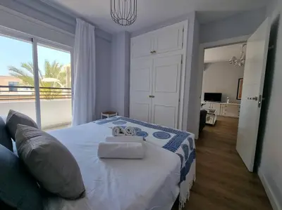 Cama o camas de una habitación en Santa Monica Suites, 2 hab con terraza, parking y playa a 5 min a pie