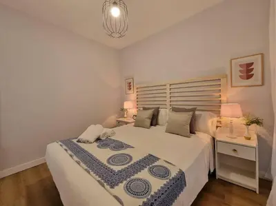 Cama o camas de una habitación en Santa Monica Suites, 2 hab con terraza, parking y playa a 5 min a pie