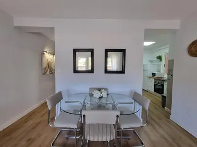 Una cocina o zona de cocina en Santa Monica Suites, 2 hab con terraza, parking y playa a 5 min a pie