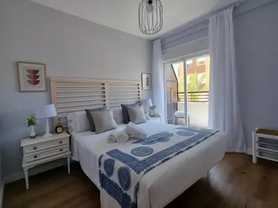 Cama o camas de una habitación en Santa Monica Suites, 2 hab con terraza, parking y playa a 5 min a pie