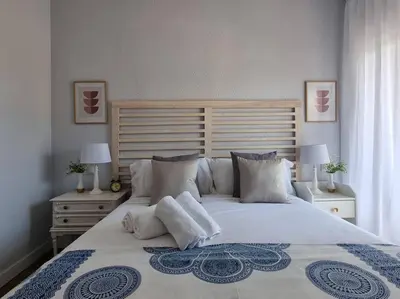 Cama o camas de una habitación en Santa Monica Suites, 2 hab con terraza, parking y playa a 5 min a pie