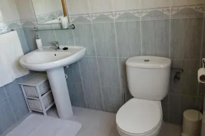 Un baño de Villa - Sleeps 4 - Pool - Patio - Parking