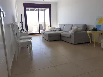 Zona de estar de Apartamento en Águilas con amplia terraza y piscina