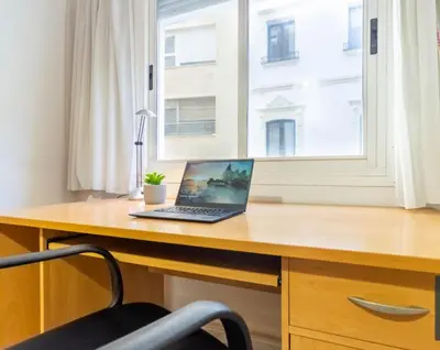 Una televisión o centro de entretenimiento en Precioso apartamento en el corazón de la ciudad-Wifi-Aire Acondicionado