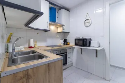 Una cocina o zona de cocina en Precioso apartamento en el corazón de la ciudad-Wifi-Aire Acondicionado