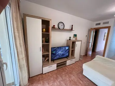 Una televisión o centro de entretenimiento en Precioso Bajo con Jardín en Paraíso de Vera