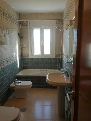 Un baño de ATICO EN PRIMERA LINEA DE PLAYA
