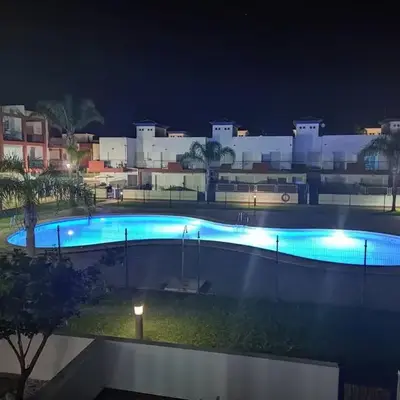 Casa familiar a pie de piscina