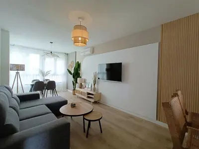 Una televisión o centro de entretenimiento en El Palmeral en Aguadulce Apto para 4 personas con AC, Wifi y Piscina