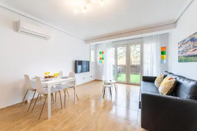 Una televisión o centro de entretenimiento en Trendy Homes Chumberas Seaview