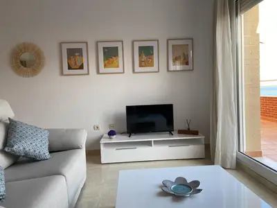 Una televisión o centro de entretenimiento en Brisamarina Playa Apartamento