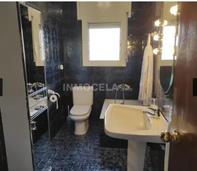 Un baño de Casa La Torre de la Balsa de Cela