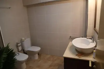 Un baño de Algo diferente frente al mar