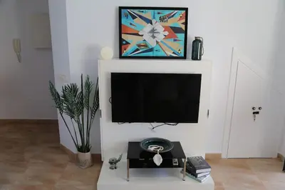 Una televisión o centro de entretenimiento en Algo diferente frente al mar