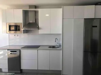 Una cocina o zona de cocina en PRIMERA LÍNEA DE PLAYA, LA ARENA A TUS PIES