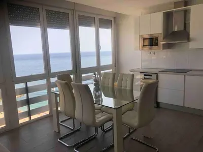 Una cocina o zona de cocina en PRIMERA LÍNEA DE PLAYA, LA ARENA A TUS PIES