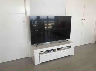 Una televisión o centro de entretenimiento en PRIMERA LÍNEA DE PLAYA, LA ARENA A TUS PIES
