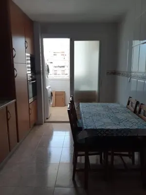 Una cocina o zona de cocina en Amplio piso con vistas a la playa de Poniente