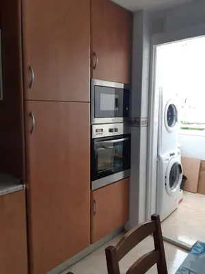 Una cocina o zona de cocina en Amplio piso con vistas a la playa de Poniente