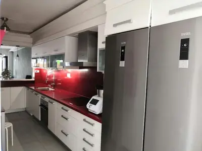 Una cocina o zona de cocina en Preciosa casa de lujo con piscina-150m de la playa