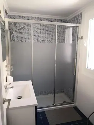 Un baño de Preciosa casa de lujo con piscina-150m de la playa