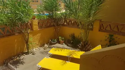 Jardín al aire libre en Los olivos apartamento