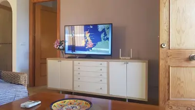 Una televisión o centro de entretenimiento en Los olivos apartamento