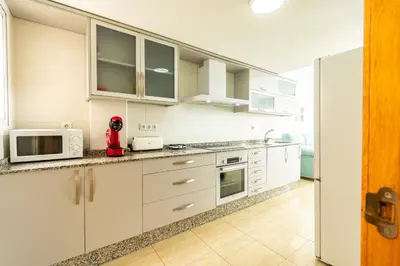 Una cocina o zona de cocina en Avenida Principal junto a la playa y centro de Águilas - by Aloha Palma