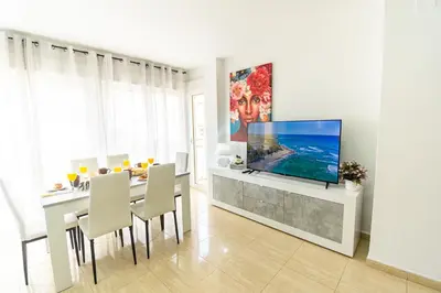 Una televisión o centro de entretenimiento en Avenida Principal junto a la playa y centro de Águilas - by Aloha Palma