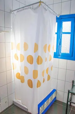 Un baño de La Esperanza Beach- Zona Pubs y Restaurantes