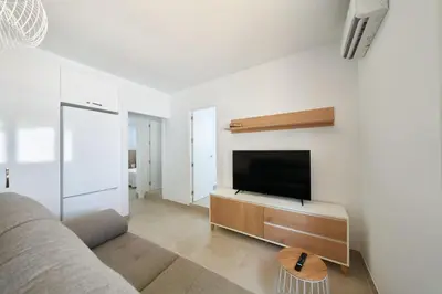 Una televisión o centro de entretenimiento en Eryan II