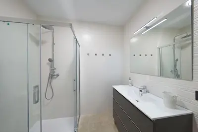 Un baño de Eryan Bajo