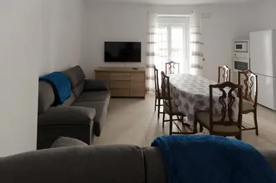 Una televisión o centro de entretenimiento en apartamentos El-Hizan