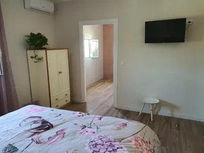 Una televisión o centro de entretenimiento en Casa Nuestro Sueño