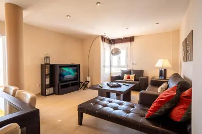 Una televisión o centro de entretenimiento en Trendy Homes Almerimar Seaview Penthouse
