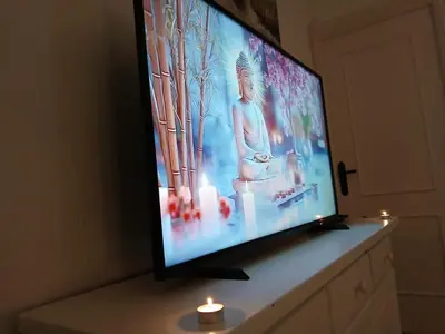 Una televisión o centro de entretenimiento en The Beach Hut with Lazy spa