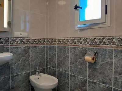 Un baño de The Beach Hut with Lazy spa