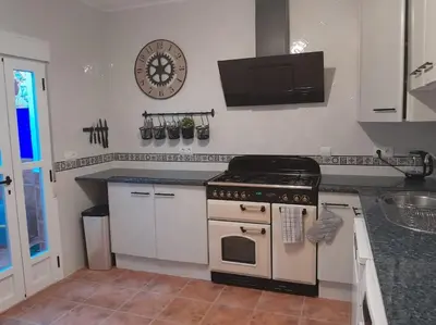 Una cocina o zona de cocina en The Beach Hut with Lazy spa