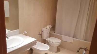 Un baño de Apartamento Costa Rey VERARENTAL.COM a 100 metros de la playa