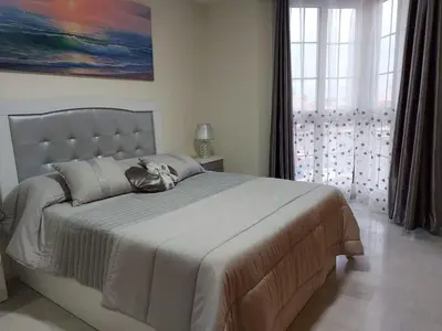 Cama o camas de una habitación en Moderno apto con vistas al puerto, aire acondicionado,wifi,piscina,fácil aparcamiento
